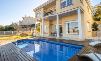 Casa Charo – Bonica casa amb piscina, jardí i vistes