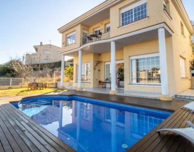 Casa Charo – Bonica casa amb piscina, jardí i vistes