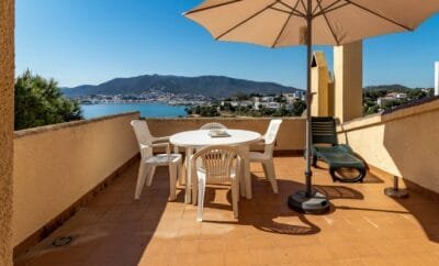 CAP RAS 03 – Àtic acollidor a Llançà amb vistes al mar