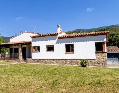 CAN CARDINA – Detached house with garden close to France