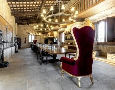 CASTELL DE FALGONS. Autèntic castell del segle VIII amb espais singulars i casa de convidats.